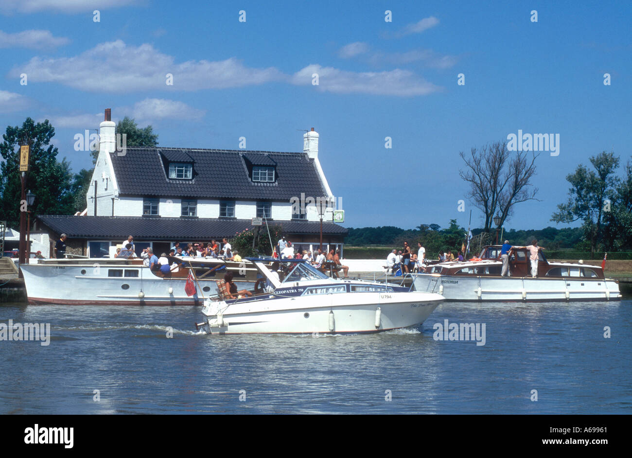 Incrociatori del motore con il traghetto Inn at Reedham sul fiume y vengono Norfolk Broads England Regno Unito Foto Stock