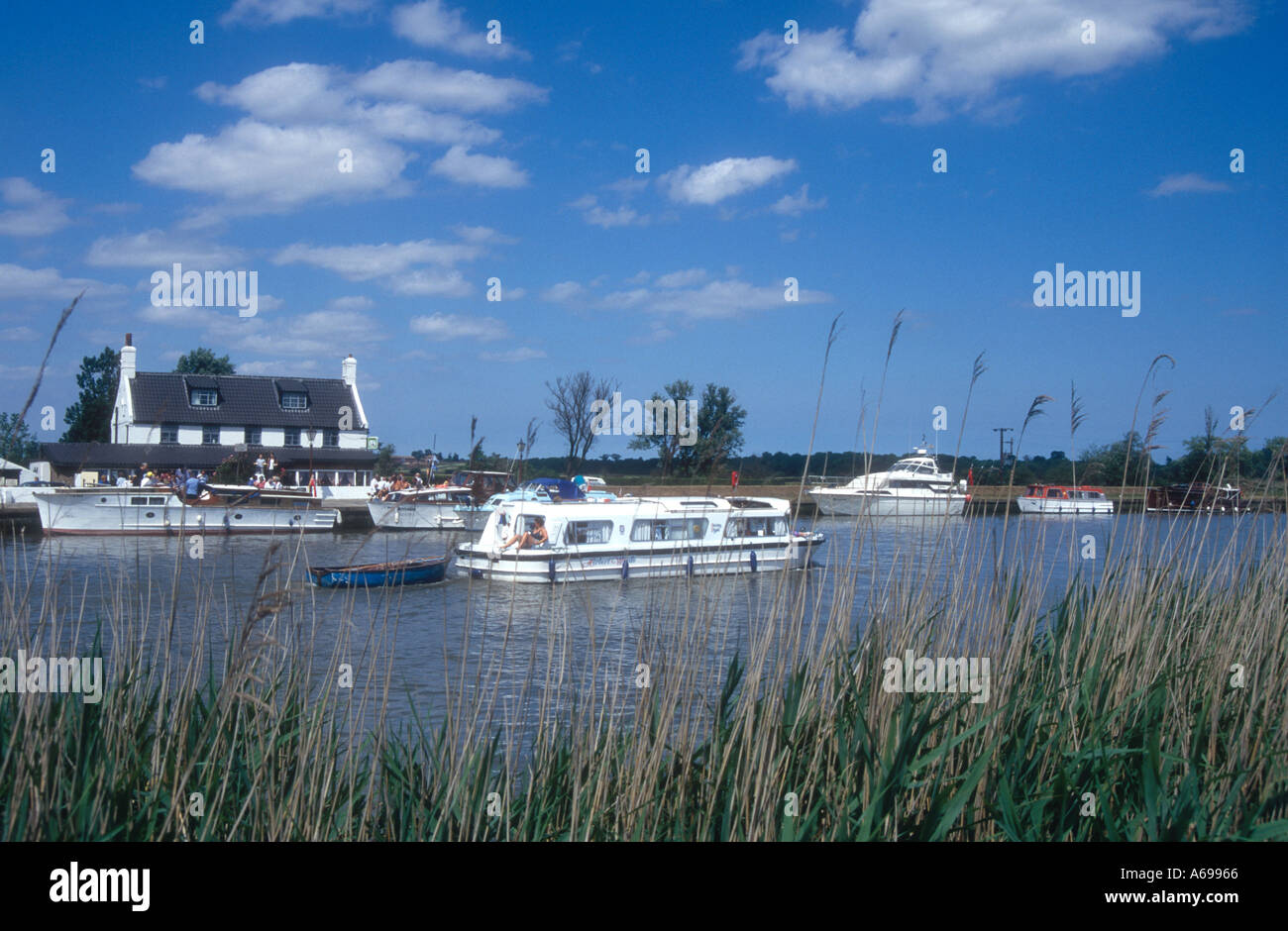 Incrociatori del motore con il traghetto Inn at Reedham sul fiume y vengono Norfolk Broads England Regno Unito Foto Stock