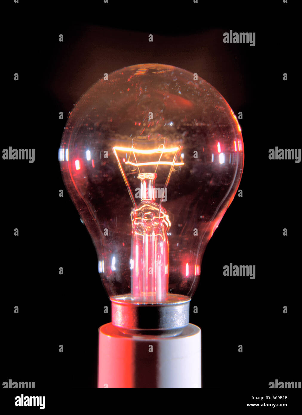 Elettrico domestico lampadina luce mostra accesa filamento di tungsteno, UK. Foto Stock