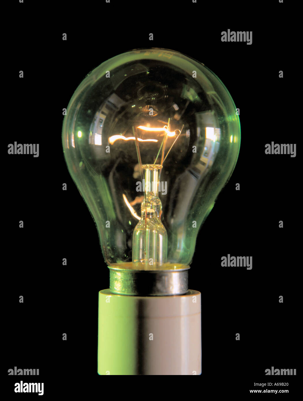 Elettrico domestico lampadina luce mostra accesa filamento di tungsteno, REGNO UNITO Foto Stock