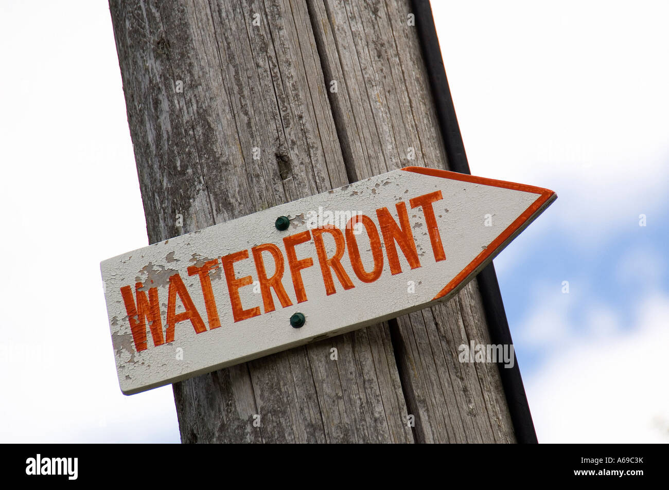 Waterfront segno inviato sul vecchio polo boscose. Foto Stock