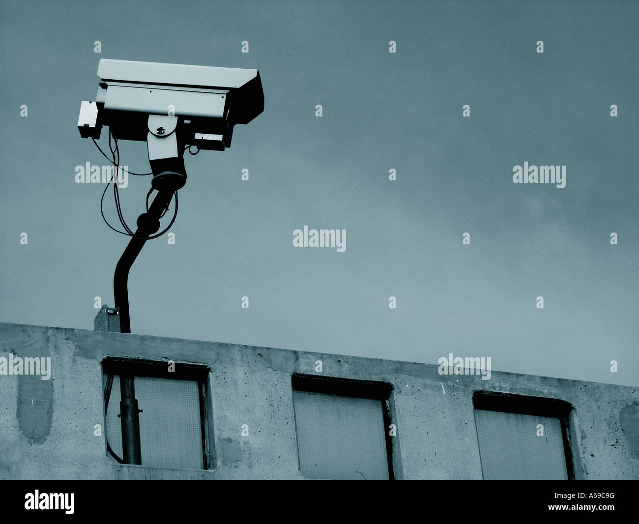 Videocamera di sicurezza sul tetto dell'edificio urbano. Foto Stock