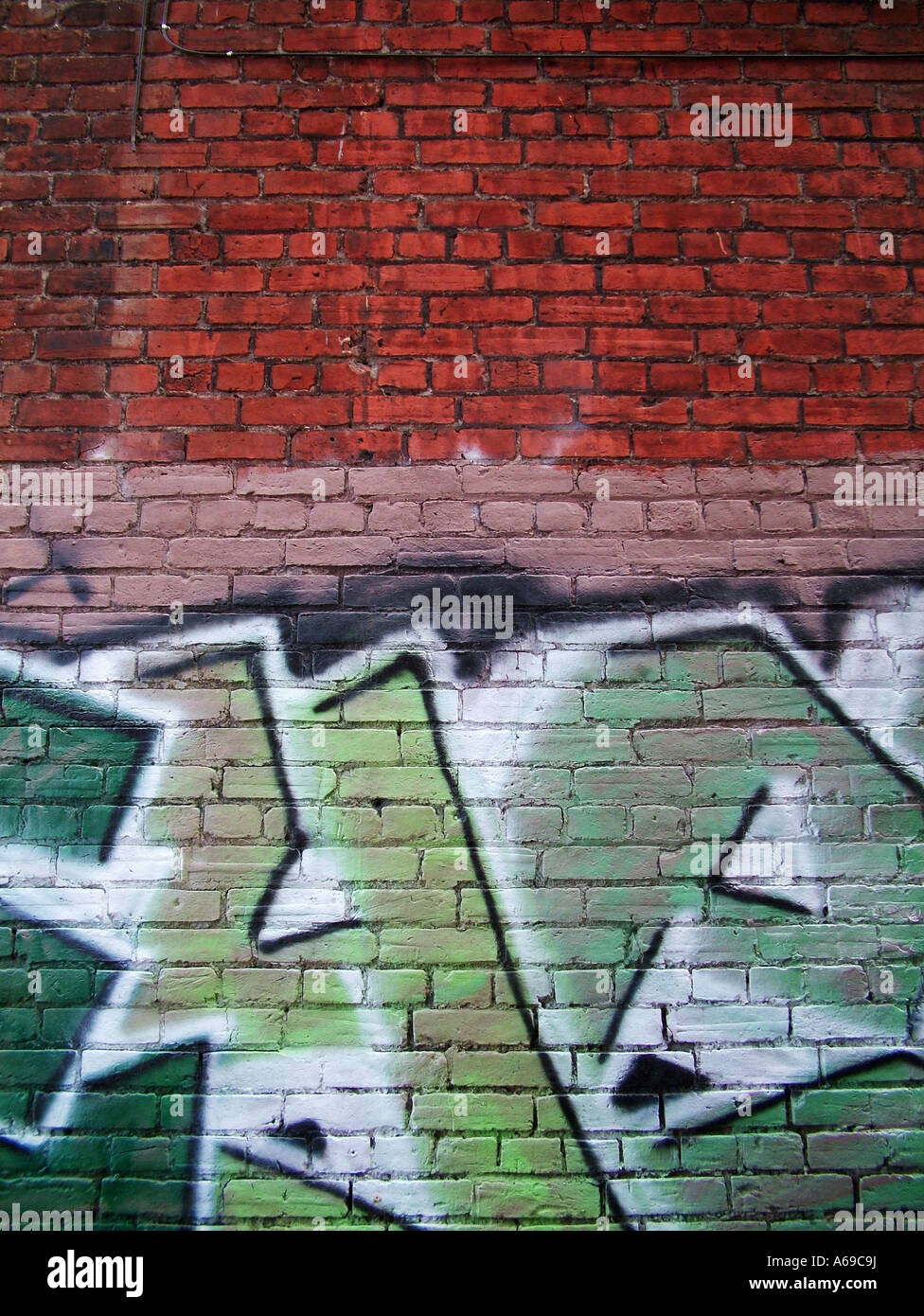 Graffiti rosso sul muro di mattoni. Foto Stock