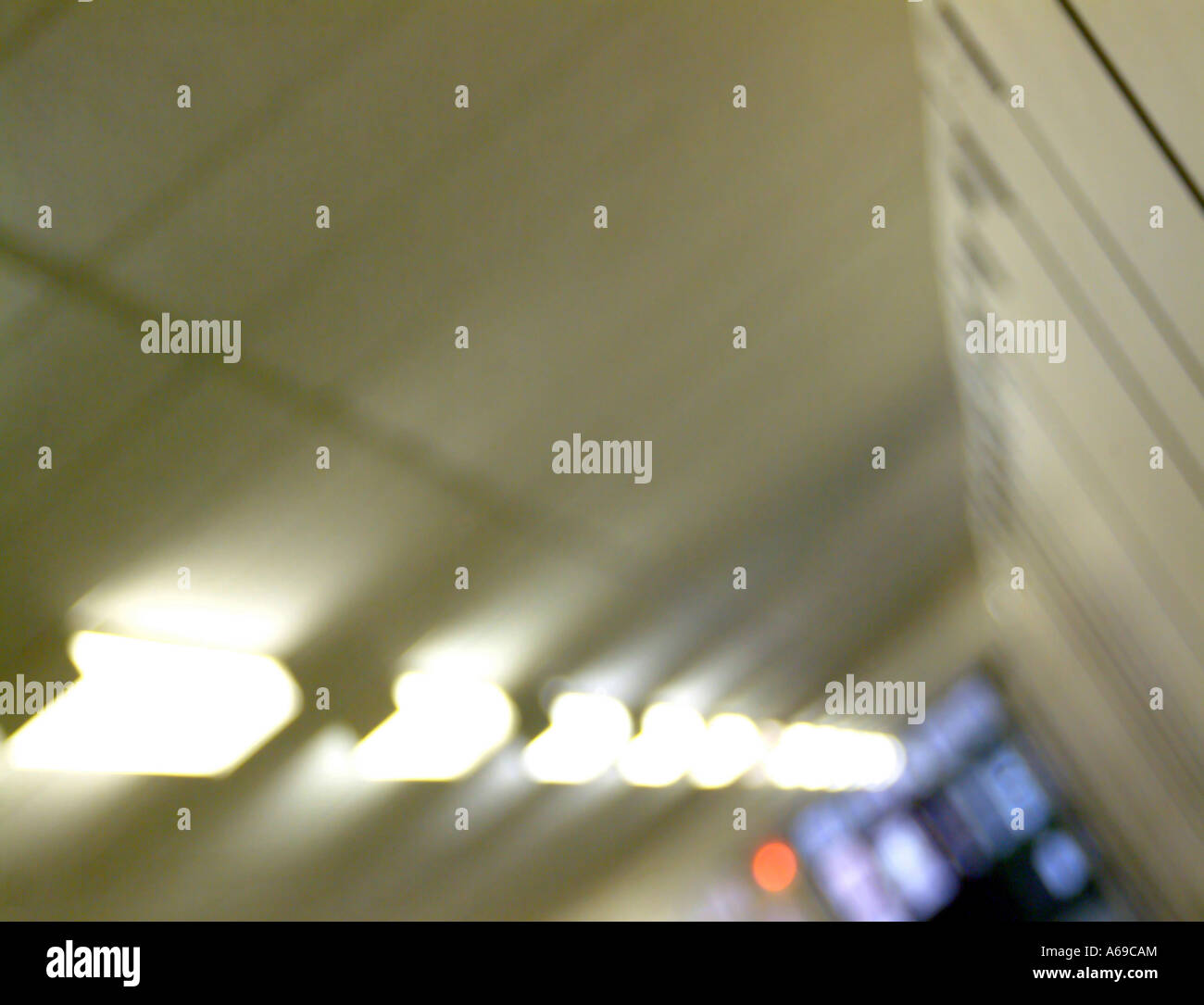 Sfocata astratta architettonico del corridoio di illuminazione. Foto Stock Sfocata astratta architettonico del corridoio di illuminazione. Foto Stock