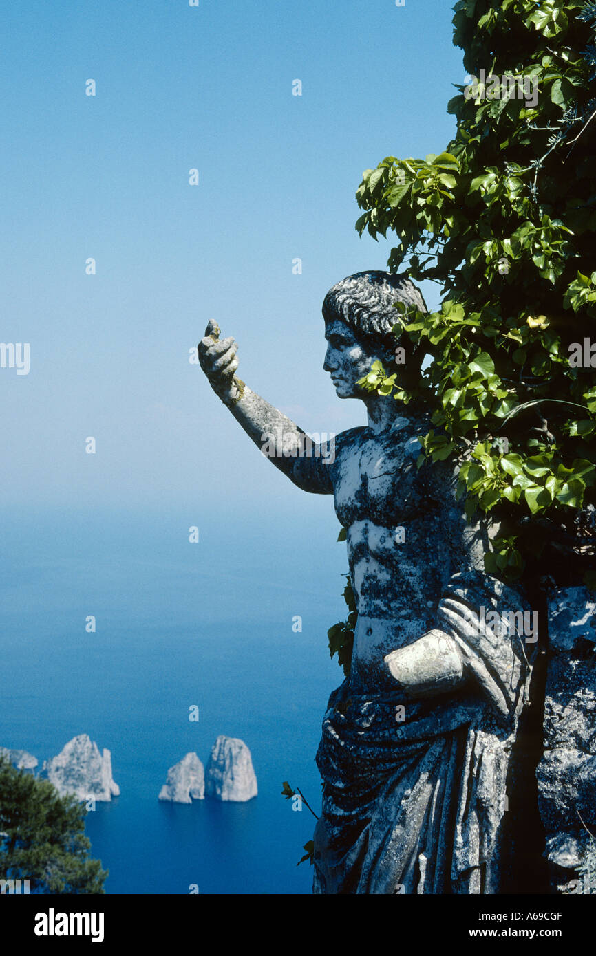 Capri Italia Anacapri Staue dell imperatore Augusto sul Monte Solaro i caratteristici Faraglioni in background Foto Stock