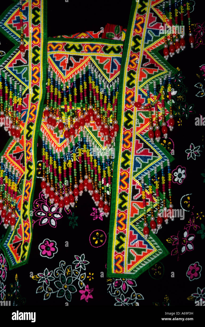 Tessuto del costume tradizionale utilizzato per feste locali, venduto sul mercato di Sam Neua, Laos. Foto Stock