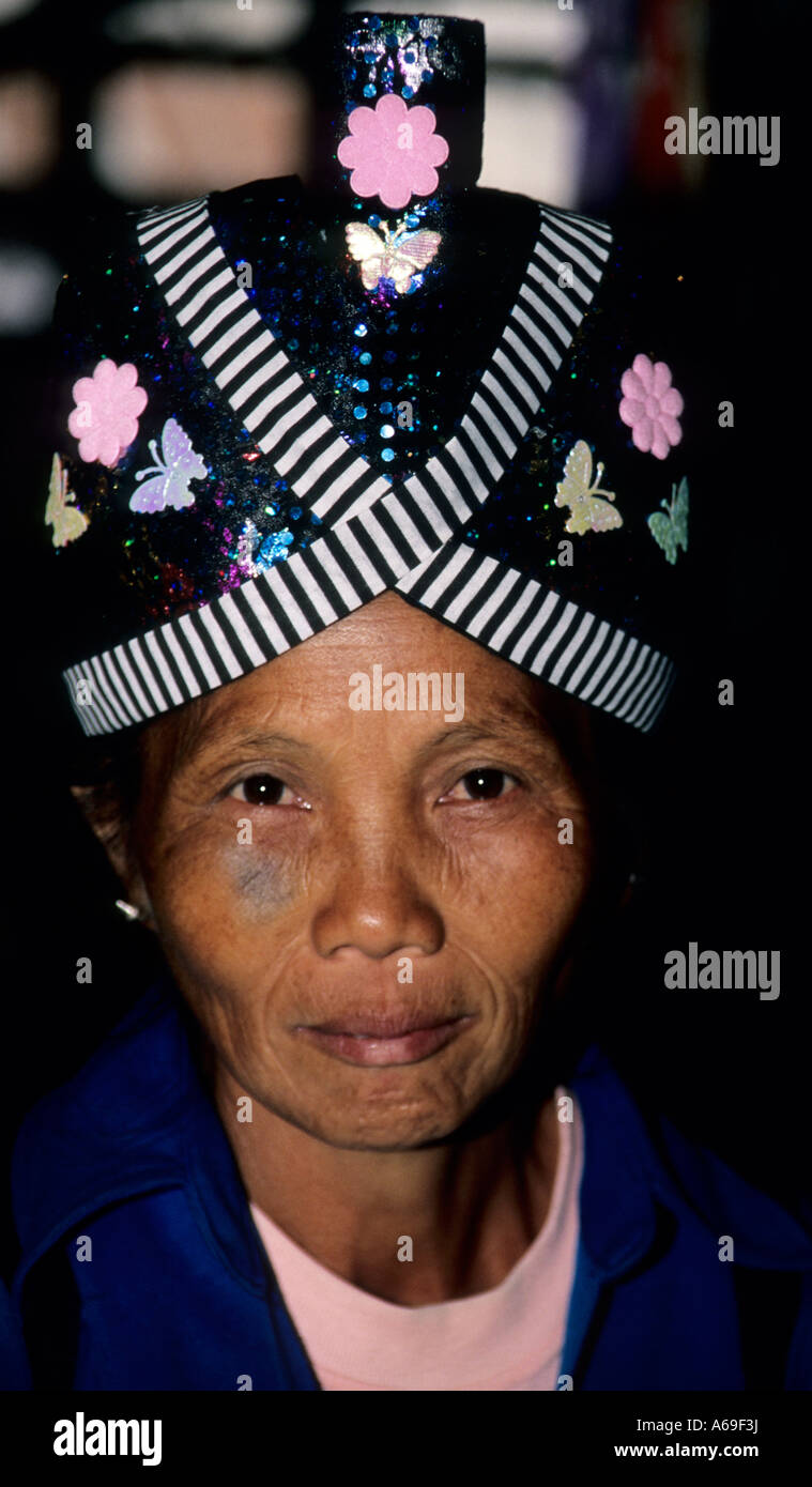 La donna mostra tradizionale hat, utilizzato per feste locali hanno acquistato sul mercato di Sam Neua, Laos. Foto Stock