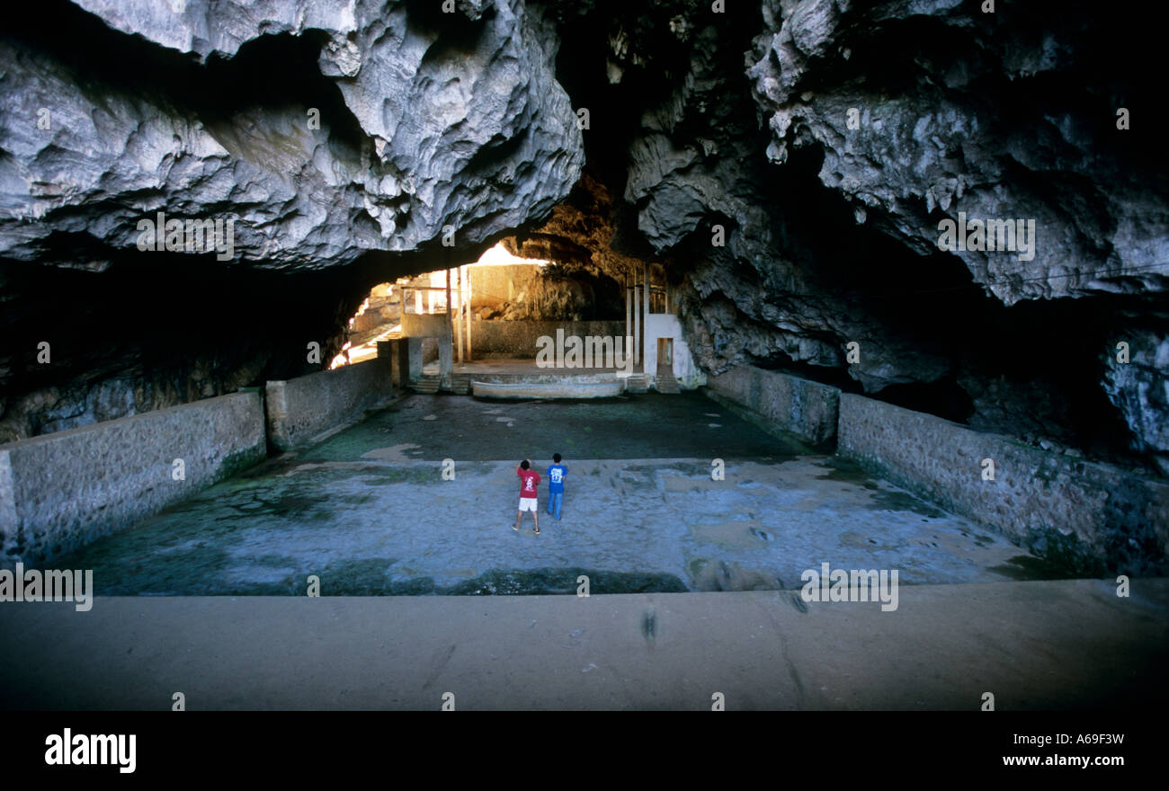 Teatro sotterraneo costruito nelle grotte Viengxay durante la guerra segreta con gli Stati Uniti e i suoi alleati. Laos. Foto Stock