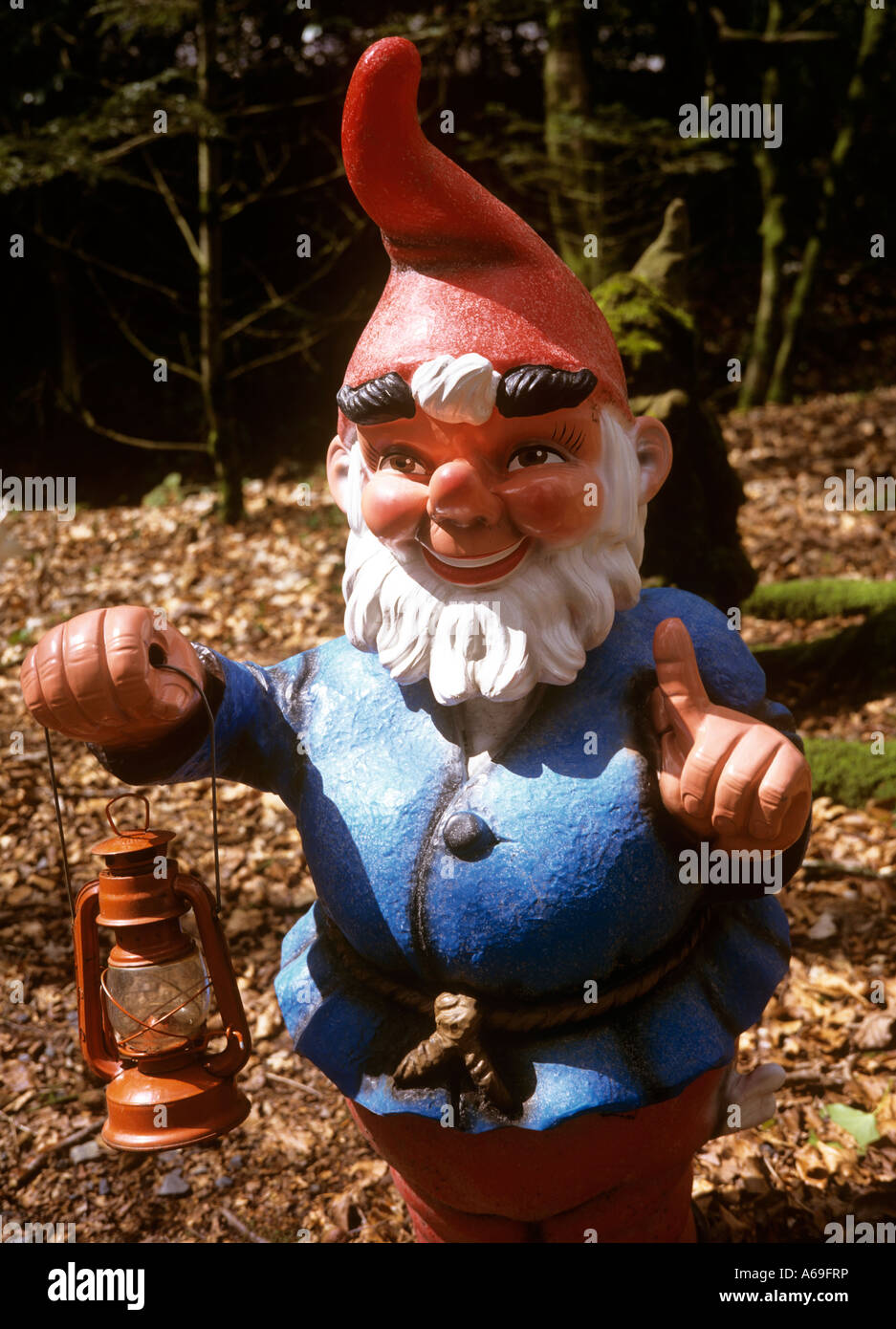 Devon Regno Unito West Putford riserva Gnome gnomo da giardino lanterna di contenimento Foto Stock