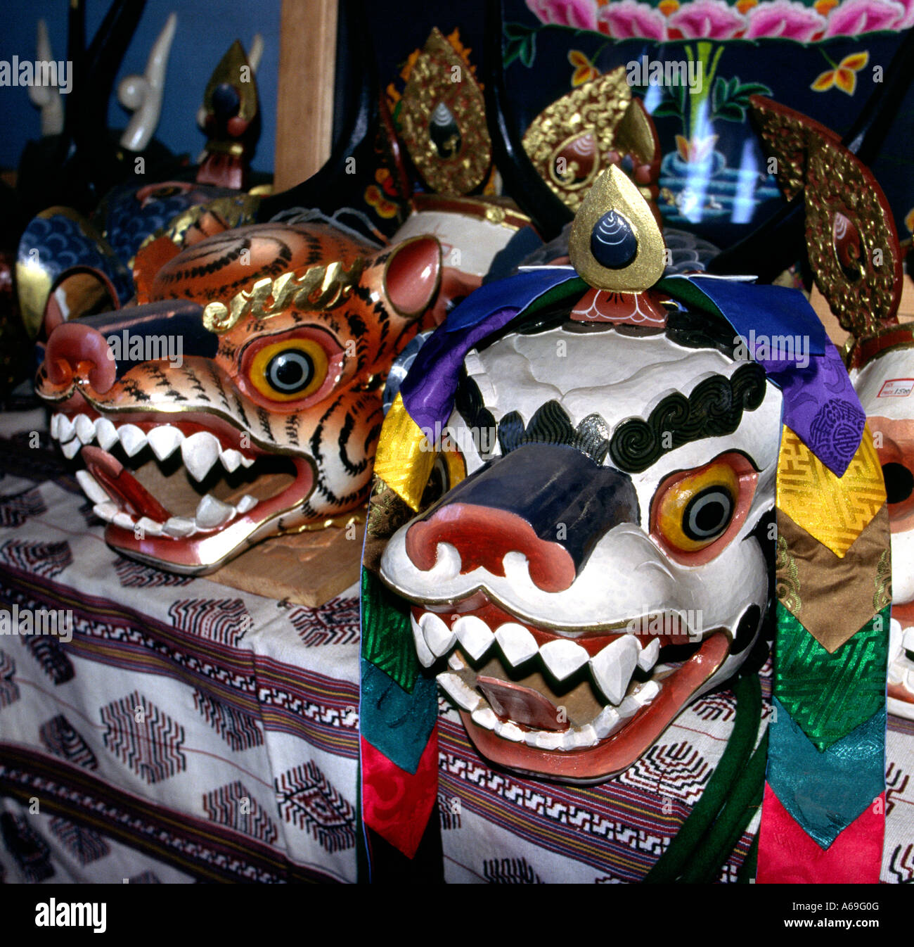 Il Bhutan Thimpu Tsechu artigianato snow leopard e tiger maschere del festival Foto Stock