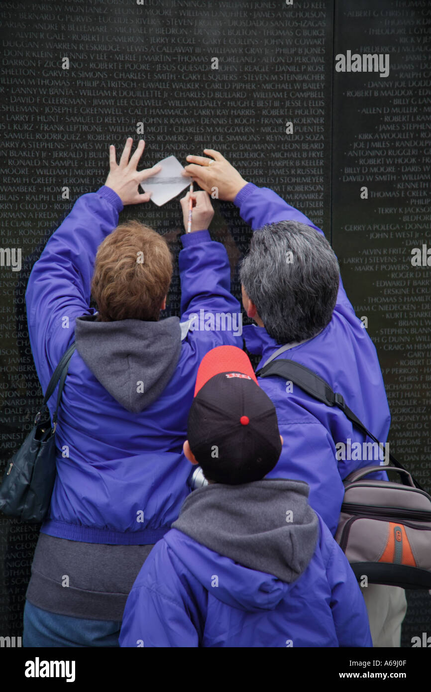 Registrazione della famiglia membro della famiglia ucciso nella guerra del Vietnam Vietnam War Memorial Foto Stock