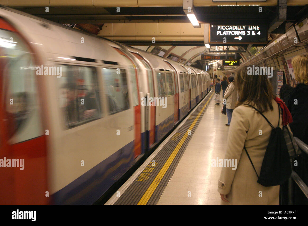 Treno che passa attraverso la piattaforma della stazione della metropolitana London REGNO UNITO Foto Stock