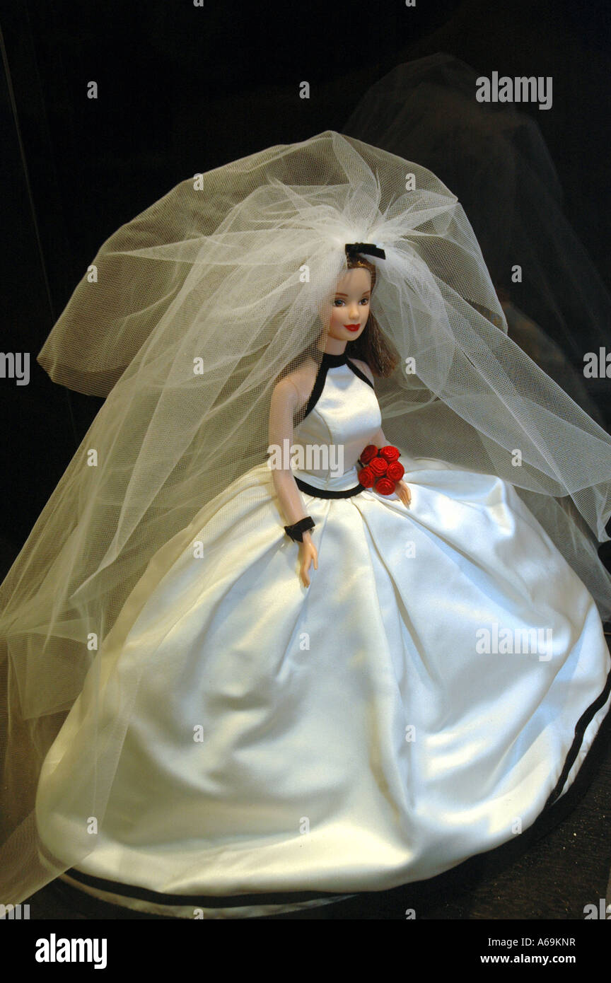 Vera Wang design bambola Barbie in abito da sposa Foto stock - Alamy