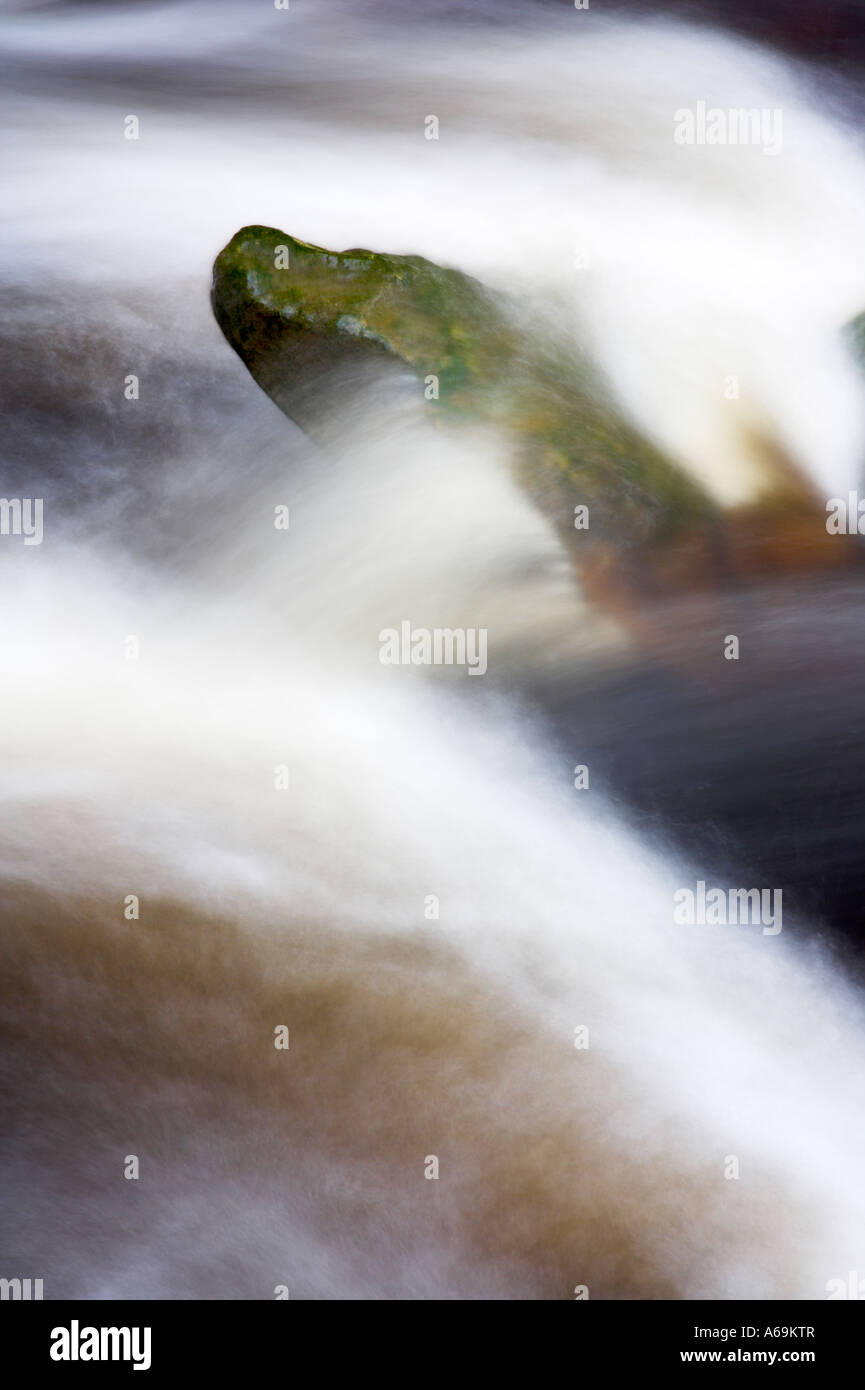 Dettaglio di una brughiera flusso che scorre sulle rocce a Lady Clough nel distretto di Peak Derbyshire Inghilterra Foto Stock