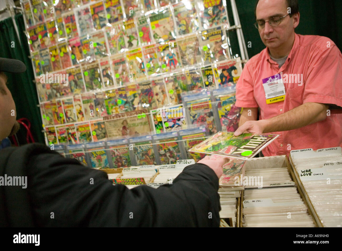 I visitatori di esaminare i fumetti in vendita presso il fumetto con comics convention di New York City il 25 febbraio 2006 Foto Stock