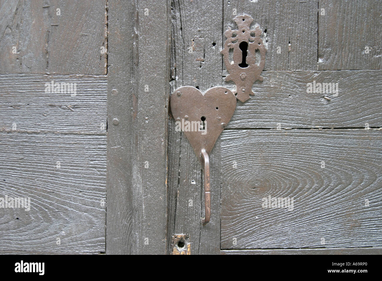 A forma di cuore nel buco della serratura porta vecchia Francia rurale Foto Stock