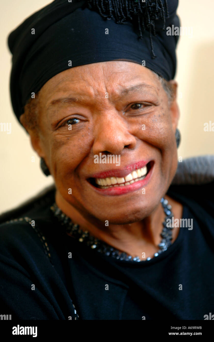 Lo scrittore di so perché l'uccello in gabbia canta Maya Angelou raffigurato all'CHELTENHAM festival letterario Ott 2005 Foto Stock
