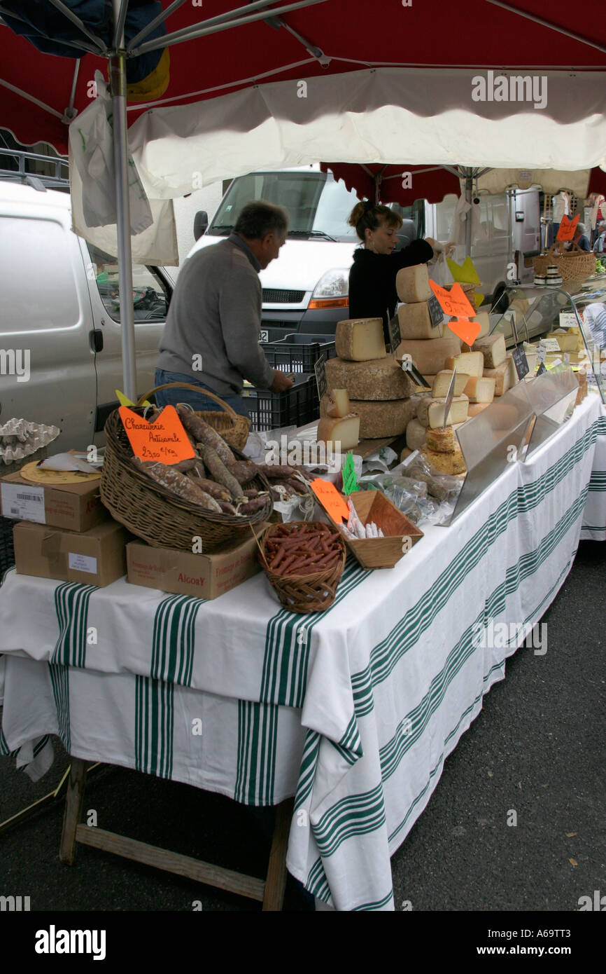 Il chorizo e il formaggio su una fase di stallo in un mercato francese Salies de Bearn Guascogna Francia Foto Stock