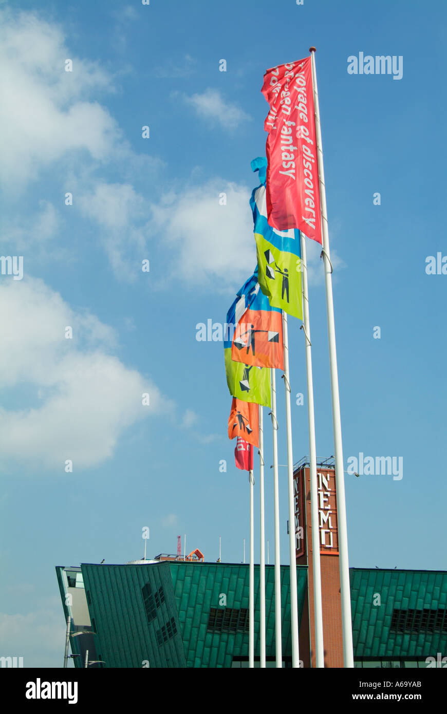 Bandiere che sventolano fuori NEMO un museo interattivo nel porto di Amsterdam Oosterdok Paesi Bassi Olanda UE Europa Foto Stock