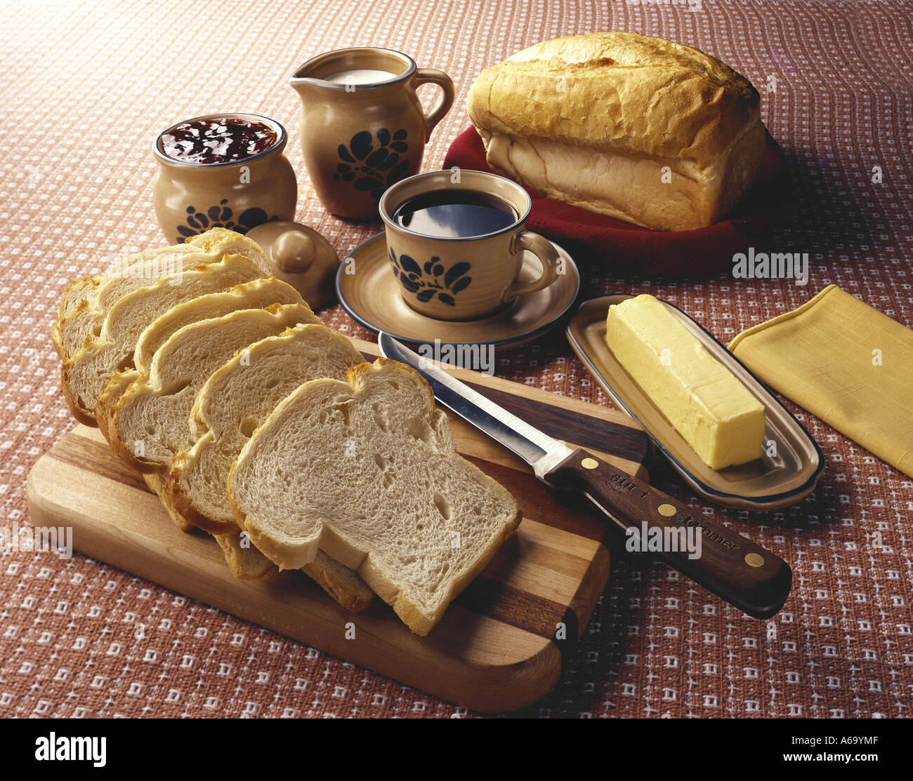 VDA77242 il cibo a colazione con pane e burro marmellata caffè a fette di pane con il coltello Foto Stock