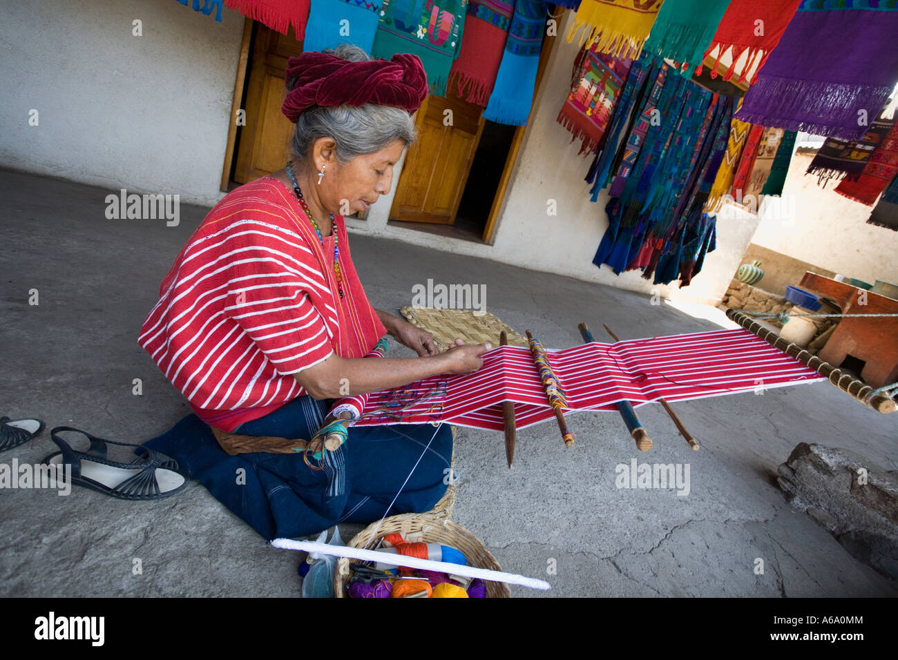 Donna tessitura di Santa Catarina Palopo lago Atitlan Guatemala Foto Stock