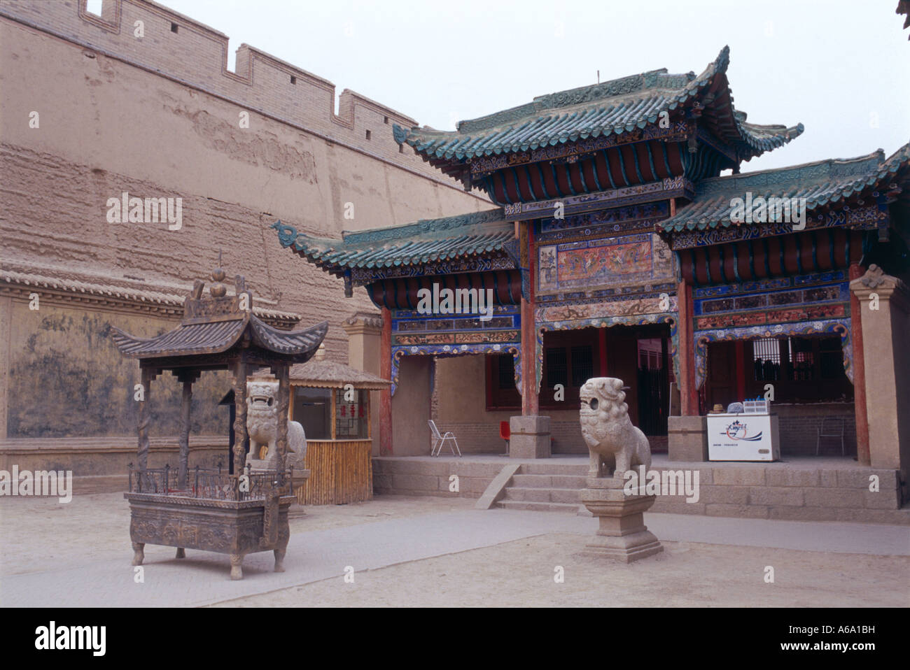 Cina, Jiayuguan Fort, Guandi Temple, incenso bruciatore e muratura in pietra scolpita lions nel cortile del tempio Foto Stock