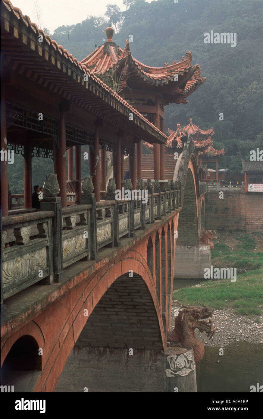 Cina, Sichuan, Dafo, Le Shan, Haoshang Bridge e in parte coperta struttura costruita, Grande Buddha templi, colline adiacenti Foto Stock