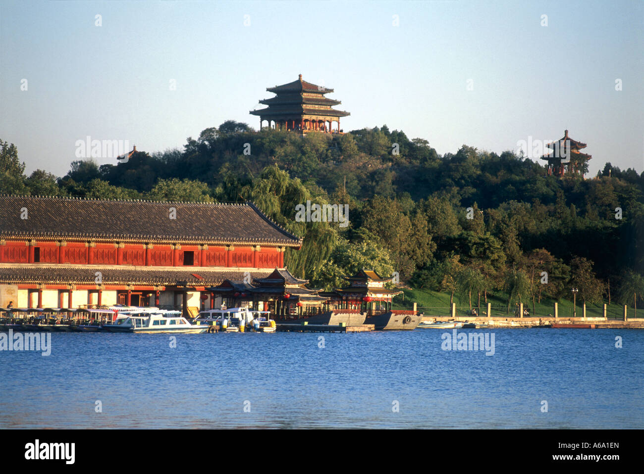 Cina, Pechino, Bei Hai con Jing Shan il vertice in background Foto Stock