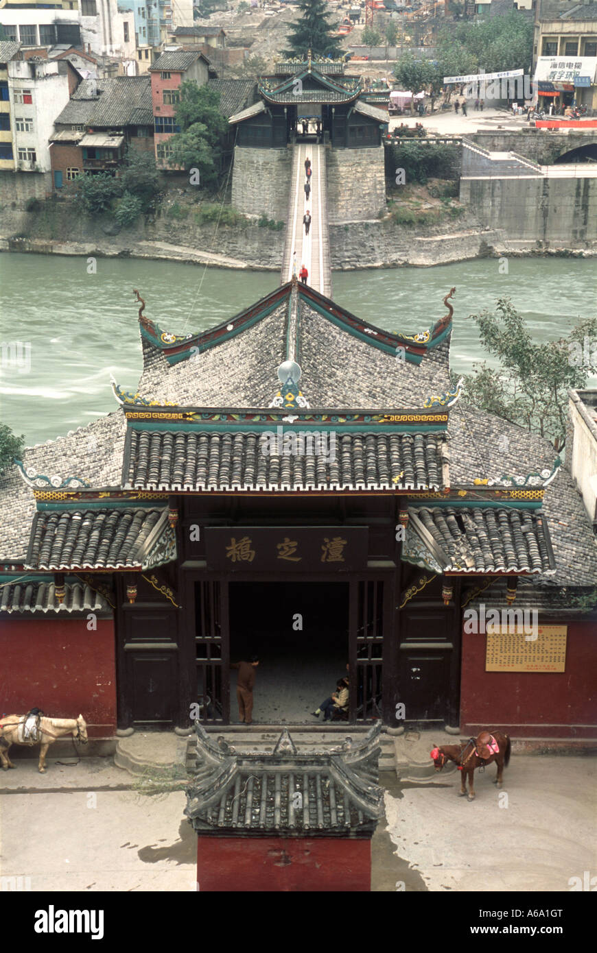 Cina, Sichuan, Luding, Luding il Ponte della Catena, storico ponte ,gateway, Attraversamento fiume Dadu nella piccola città di mercato Foto Stock