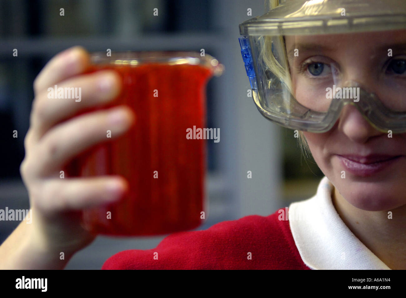 Esperimento di scienza i bambini della scuola di alta scuola secondario di undici anni gli studenti istruzione studio di apprendimento pratico col orizzontale Foto Stock