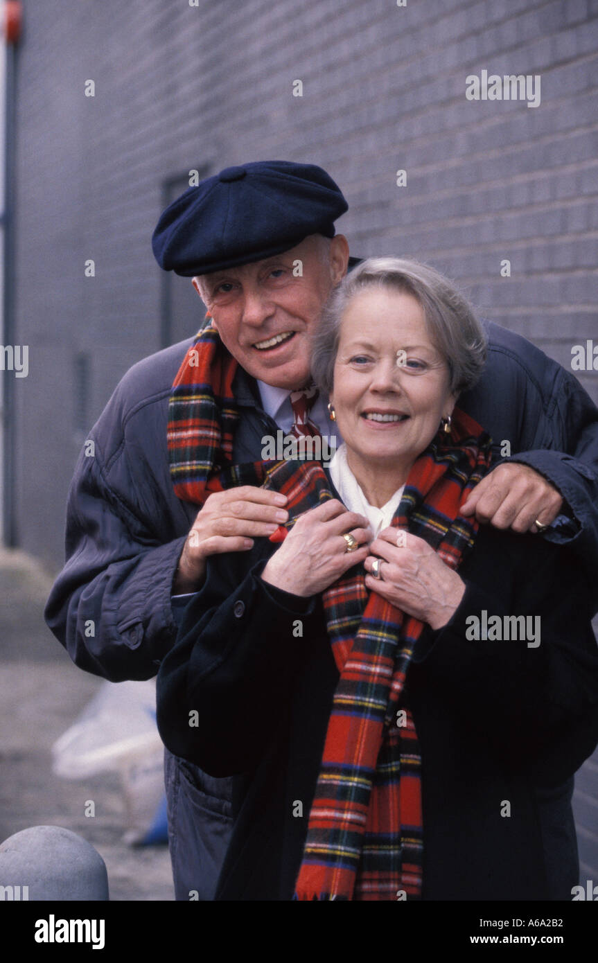 Richard Wilson e Annette Crosbie di un piede nella tomba Foto Stock