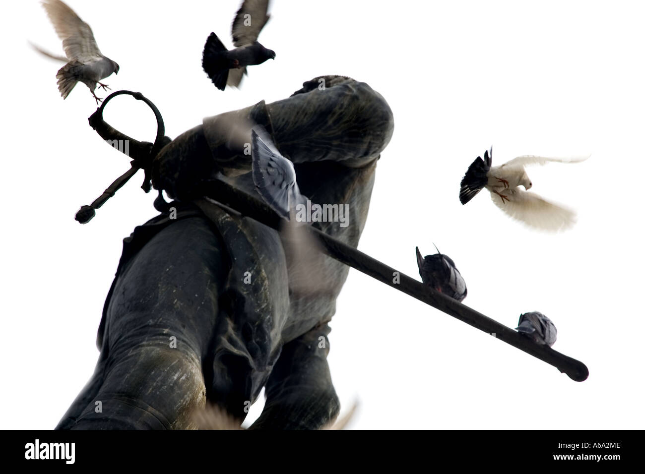 Statua di un eroe militare e piccione, Siviglia, Spagna Foto Stock