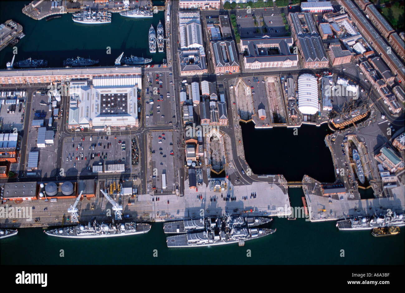 Vista aerea della British Base Navale di Portsmouth Regno Unito mostra HMS Victory e la Mary Rose Luglio 2002 Foto Stock