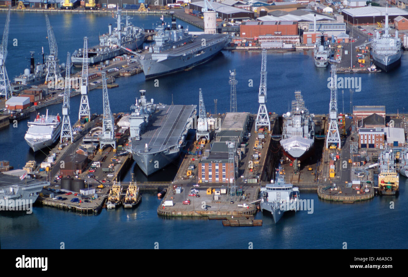 Vista aerea della British Base Navale di Portsmouth Regno Unito Oceano HMS HMS HMS illustri intrepidi e il trimarano sperimentale HMS Triton Foto Stock