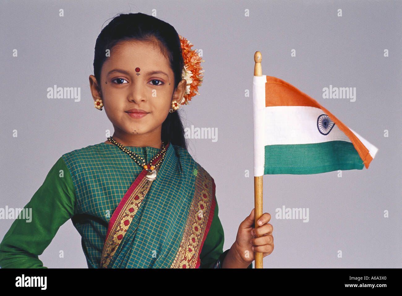 Indian serva indossando il tradizionale Maharashtrian Sari tenendo la bandiera indiana Mr#503 Foto Stock