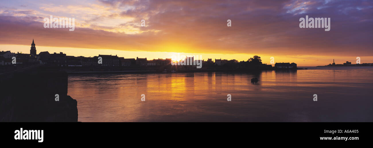 Alba sul fiume Tweed presso hotel a Berwick On Tweed in Inghilterra del nord est Foto Stock