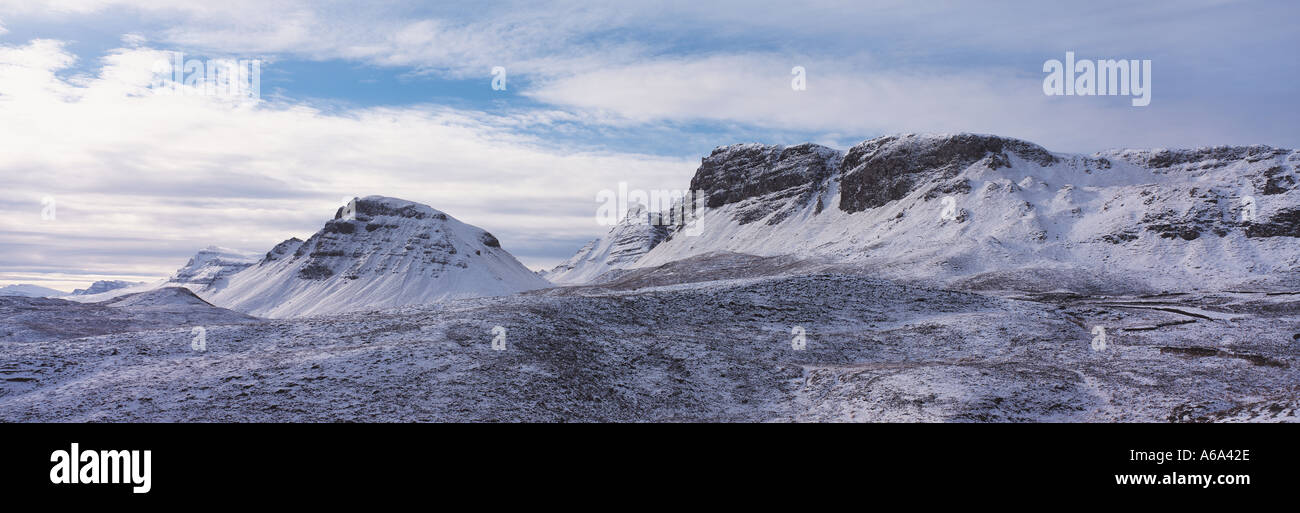 Il Trotternish Ridge Isola di Skye in inverno con Dun Dubh Cleit destra e Beinn Edra Foto Stock