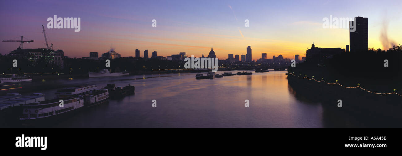 Alba sul Tamigi San Paolo e la città di Londra da Waterloo Bridge Foto Stock