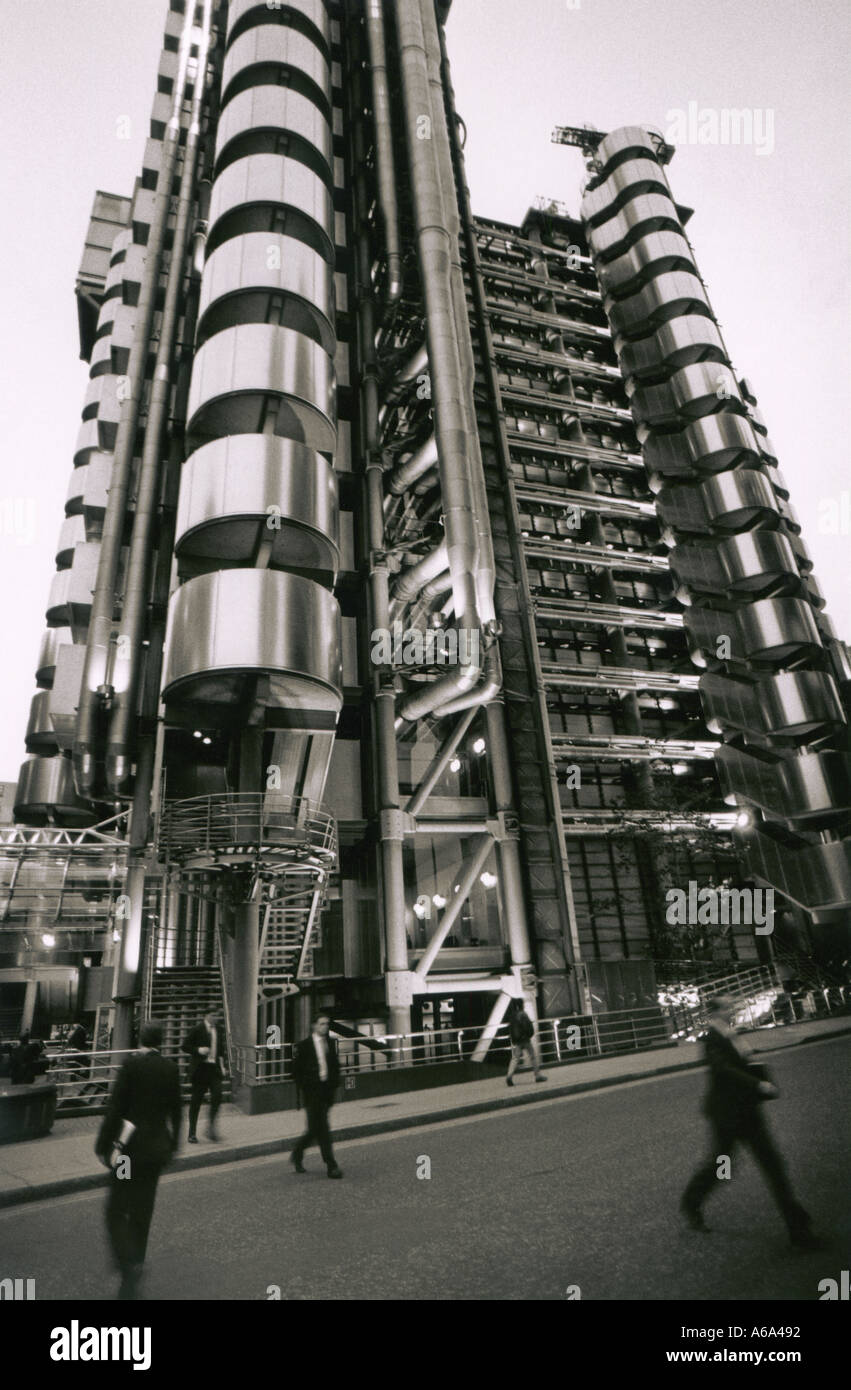 Lloyd edificio della città di Londra in bianco e nero immagine candidi prendere dal livello della strada guardando verso l'alto edificio street city lavoratori Foto Stock