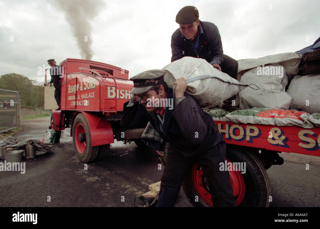 Autocarro vapore viaggia attraverso le Highlands della Scozia Foto Stock