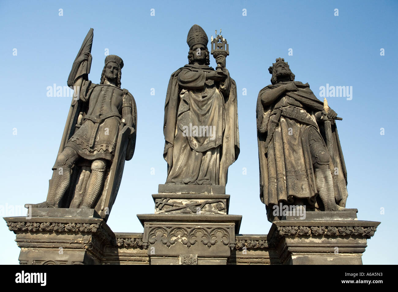 Scultura di Santi Norbert Wenceslas Sigmund sul Ponte Carlo a Praga Foto Stock