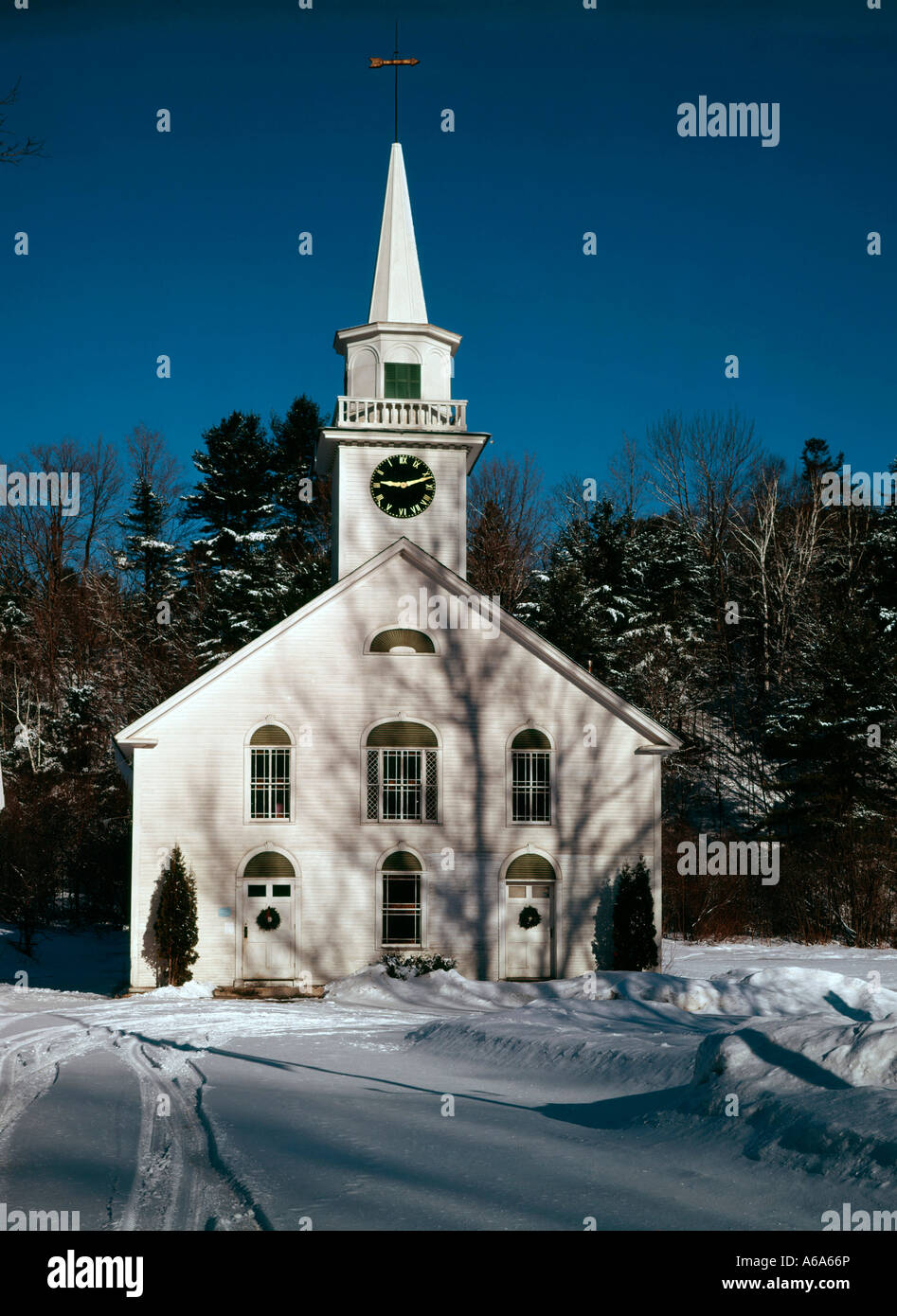 Piccolo villaggio chiesa in Nuova Inghilterra circondato da delle nevi invernali Foto Stock