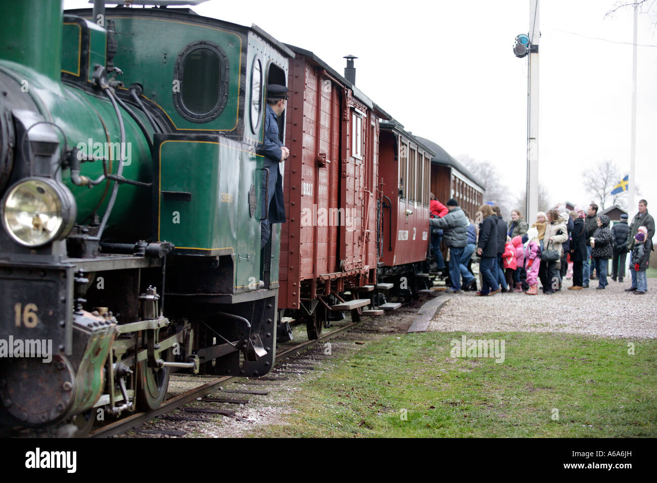 Accodamento dei passeggeri a bordo del treno di Gotland con Orenstein Koppel locomotiva da 1908 a Dalhem stazione ferroviaria,Gotland Foto Stock