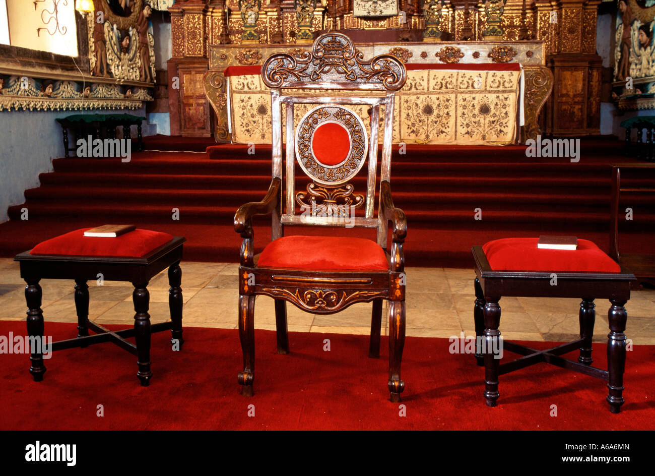 Sede del celebrante e accolito sgabelli vicino all altare. Seminario Rachol cappella del XVI secolo portoghese architettura coloniale in Goa Foto Stock