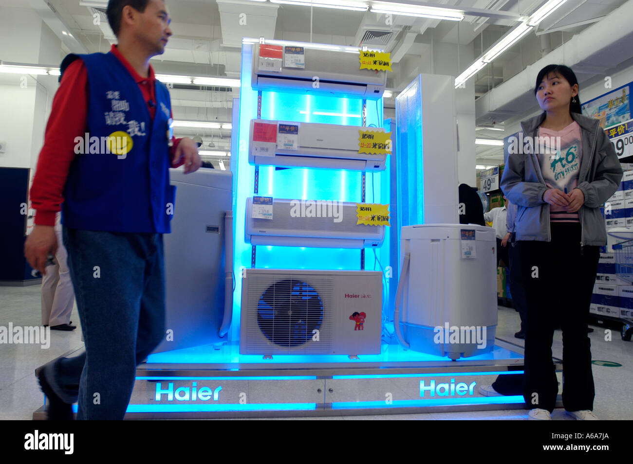 Haier famiglia apparecchi elettronici in primo supercenter di Wal-Mart a Pechino in Cina. 18 Maggio 2005 Foto Stock