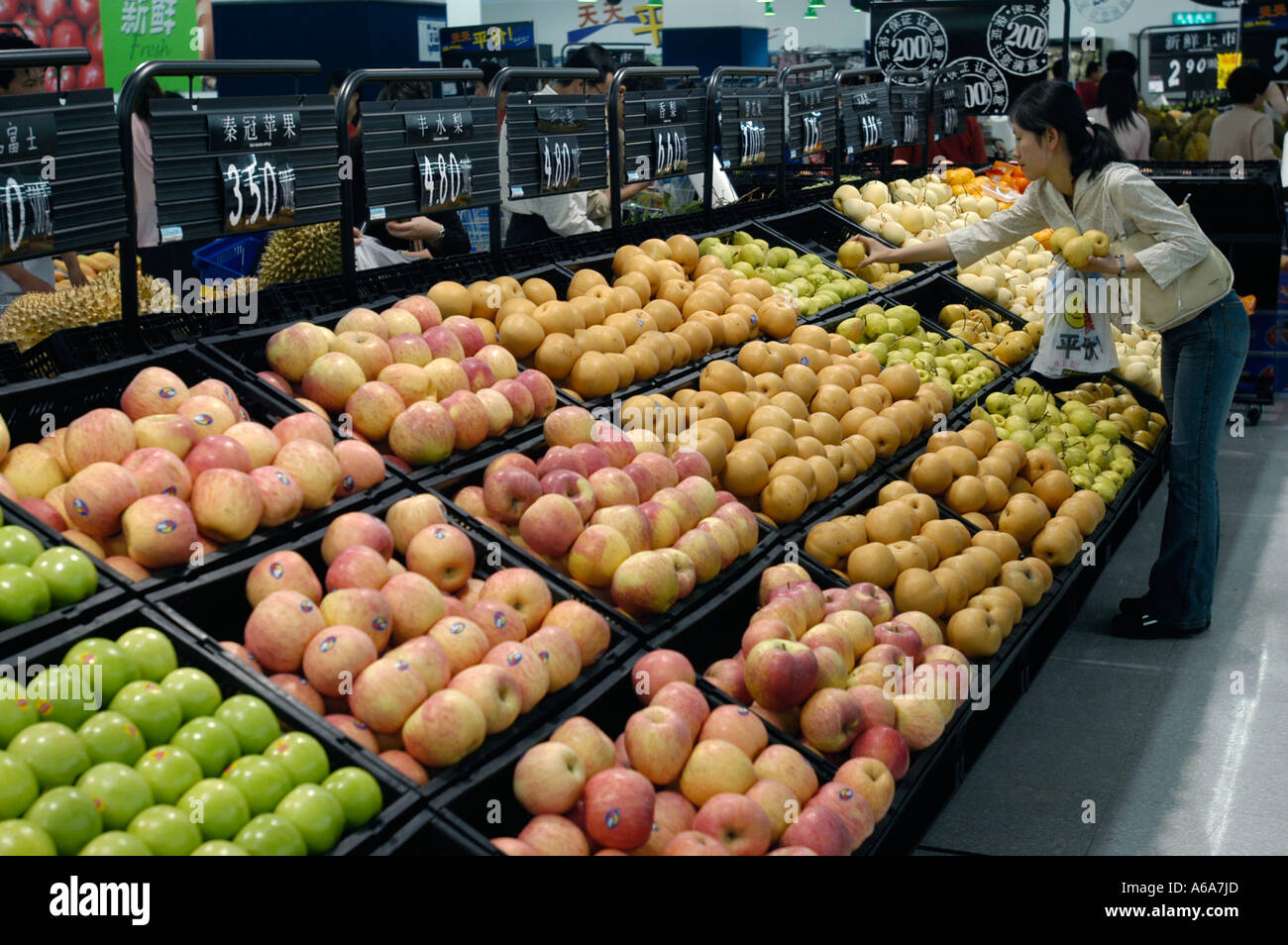 Frutti nel primo supercenter di Wal-Mart a Pechino in Cina. 18 Maggio 2005 Foto Stock