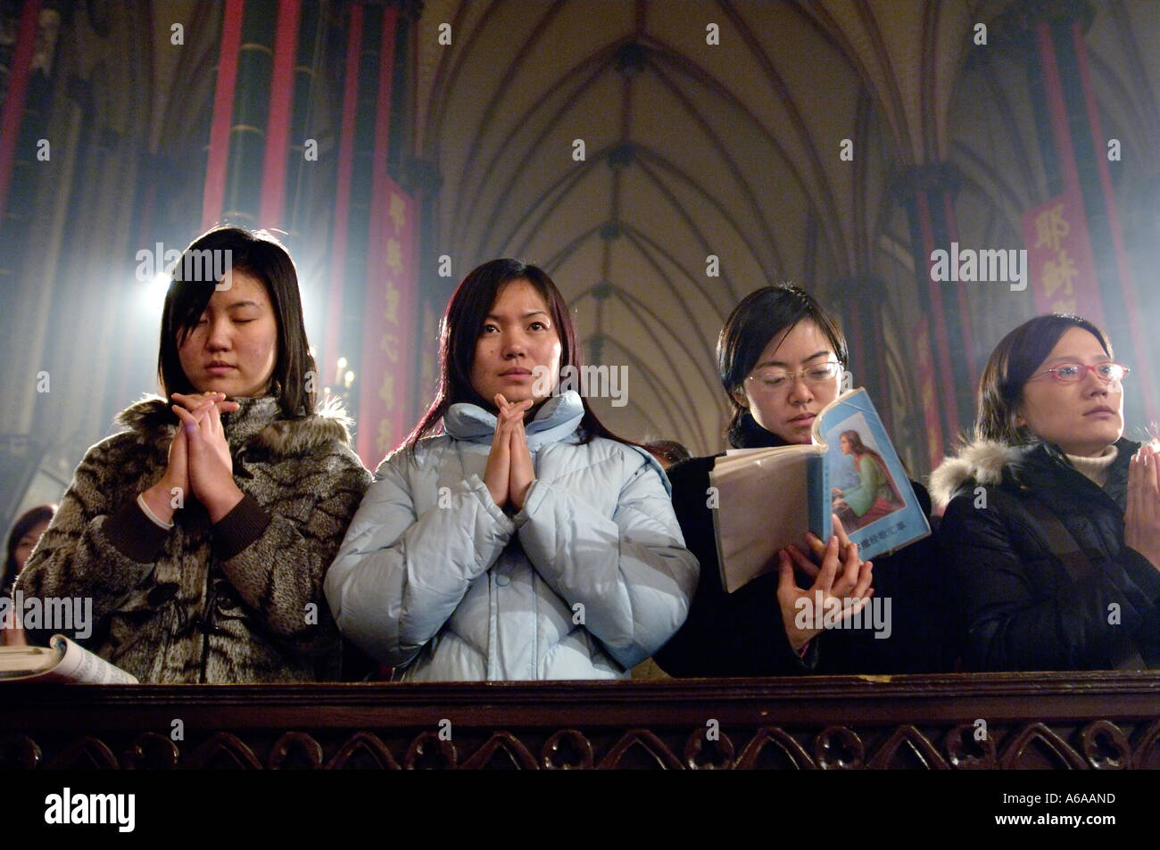 Per i fanatici delle donne a Pechino Xishiku chiesa cattolica interno la Messa di Natale per celebrare la vigilia di Natale 2005-12-24 Foto Stock