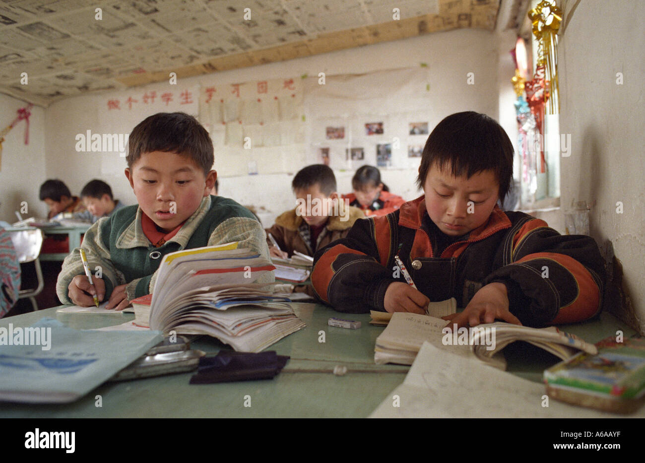 I bambini migranti studio presso una scuola alla periferia di Pechino CINA Foto Stock