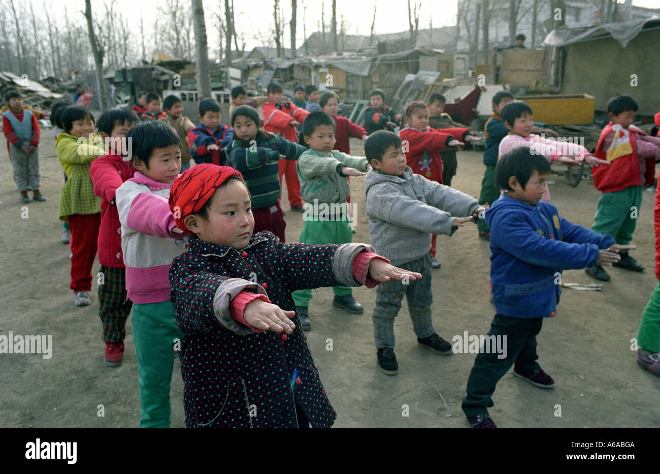 I bambini migranti esercizio presso una scuola alla periferia di Pechino CINA Foto Stock