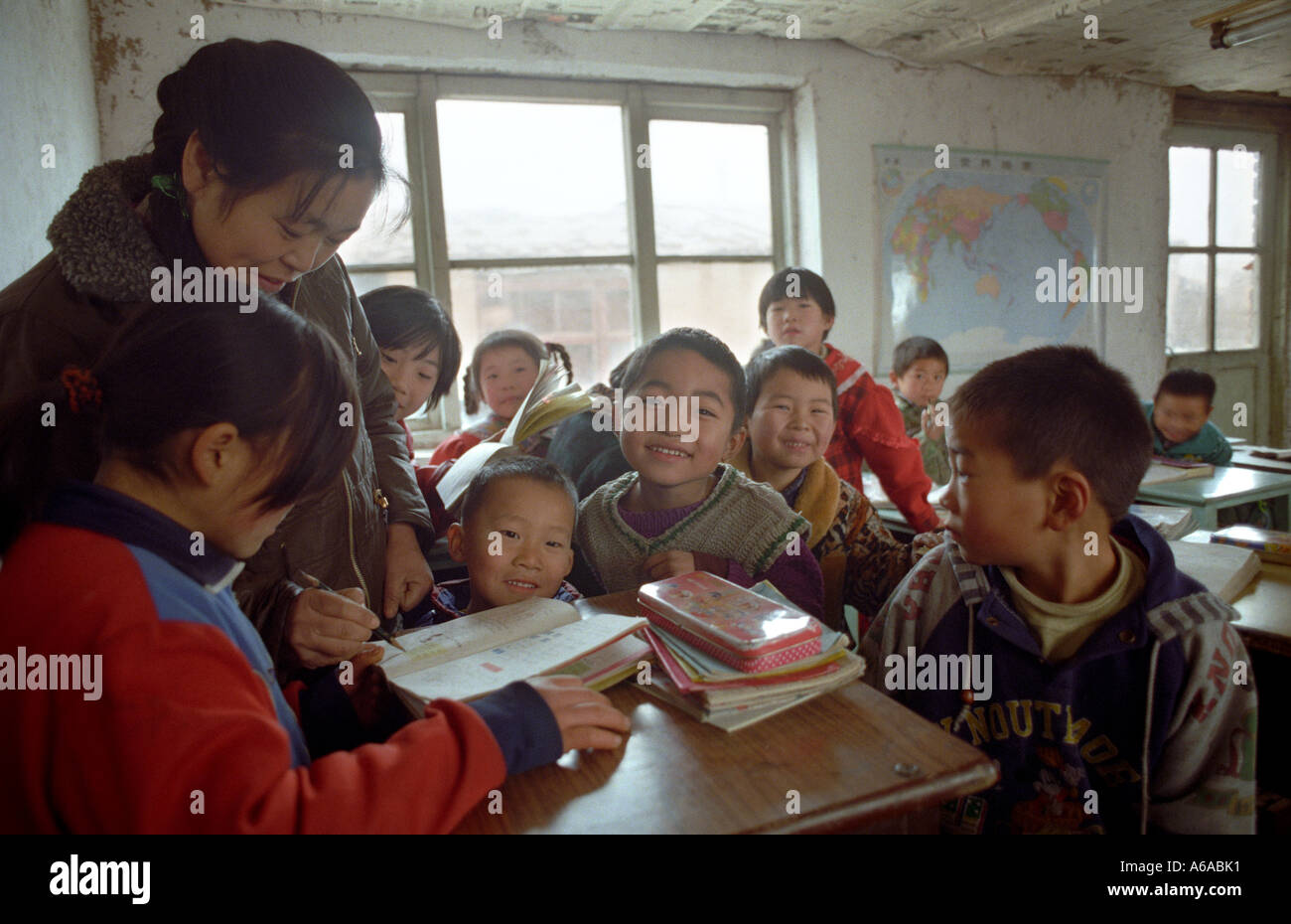 I bambini migranti studio presso una scuola alla periferia di Pechino CINA Foto Stock
